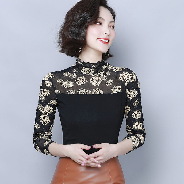 Aktuális női blúz fekete színben, virágos motívumokkal