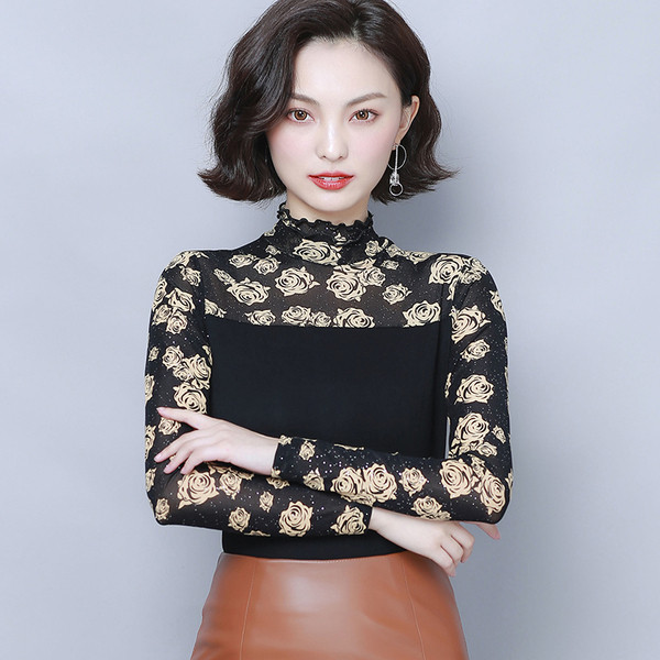 Aktuális női blúz fekete színben, virágos motívumokkal