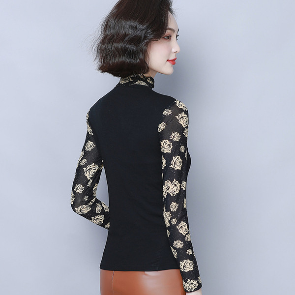 Aktuális női blúz fekete színben, virágos motívumokkal