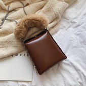 Női táska szegecsekkel és pehellyel több színben