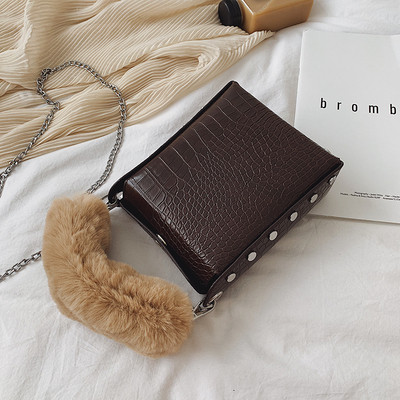 Női táska szegecsekkel és pehellyel több színben