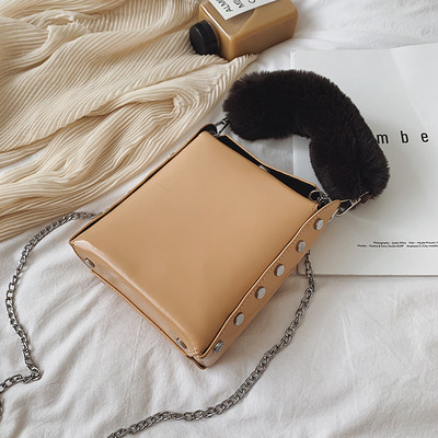 Női táska szegecsekkel és pehellyel több színben