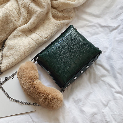 Női táska szegecsekkel és pehellyel több színben