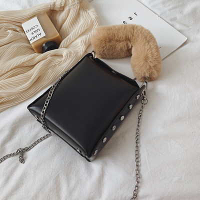 Női táska szegecsekkel és pehellyel több színben