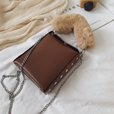 Női táska szegecsekkel és pehellyel több színben