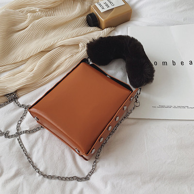 Női táska szegecsekkel és pehellyel több színben