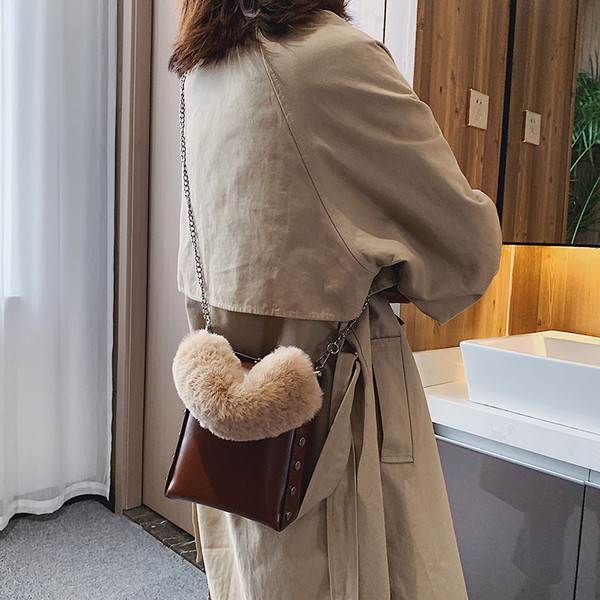 Női táska szegecsekkel és pehellyel több színben