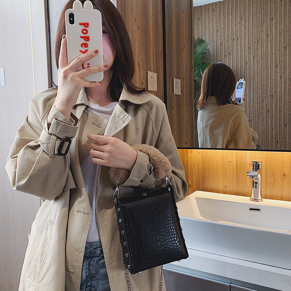 Női táska szegecsekkel és pehellyel több színben