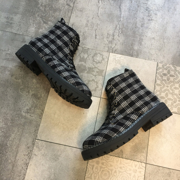 Kockás női csizma fűzős három színben