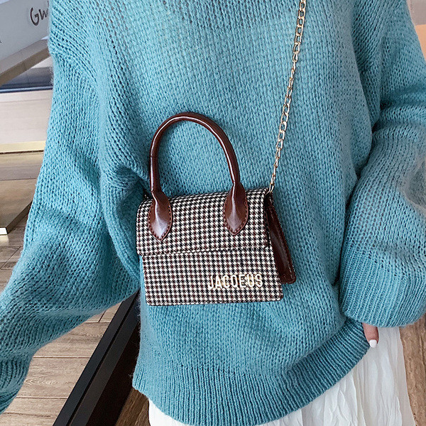 Fém elemekkel ellátott női táska három színben