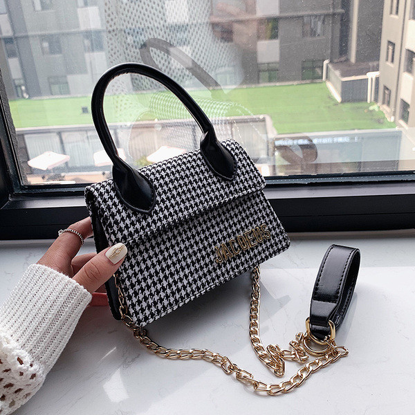 Fém elemekkel ellátott női táska három színben