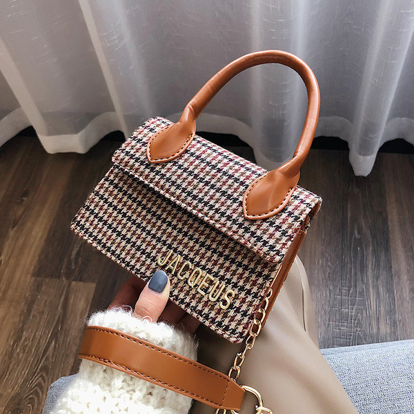 Fém elemekkel ellátott női táska három színben