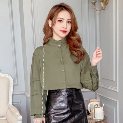 Új modell, korszerű női ing pólógallérral és széles ujjú fehér, zöld és bézs színben