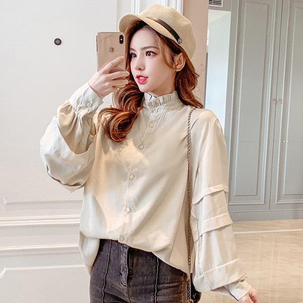 Új modell, korszerű női ing pólógallérral és széles ujjú fehér, zöld és bézs színben