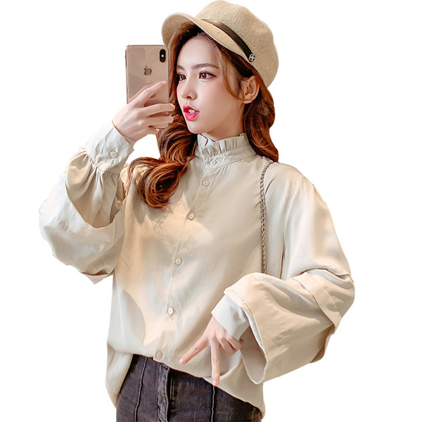 Új modell, korszerű női ing pólógallérral és széles ujjú fehér, zöld és bézs színben