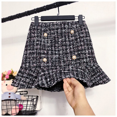 Aktuális női szoknya szabású modell magas derékkal, gombokkal több színben