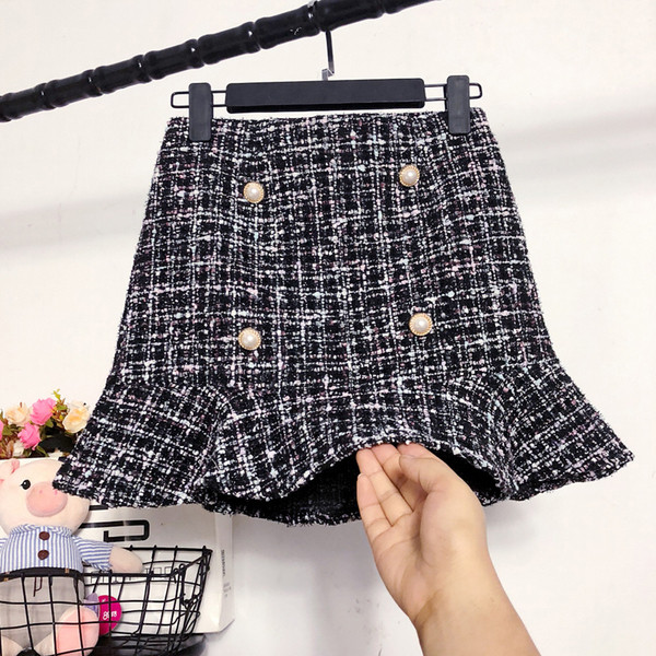 Aktuális női szoknya szabású modell magas derékkal, gombokkal több színben