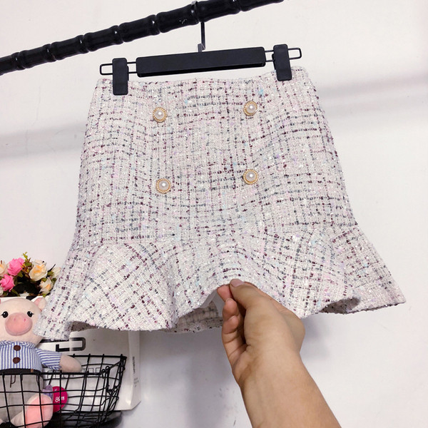 Aktuális női szoknya szabású modell magas derékkal, gombokkal több színben