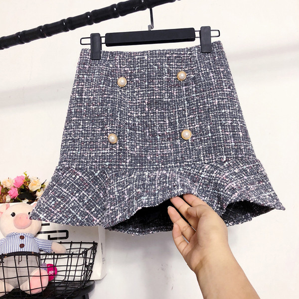 Aktuális női szoknya szabású modell magas derékkal, gombokkal több színben