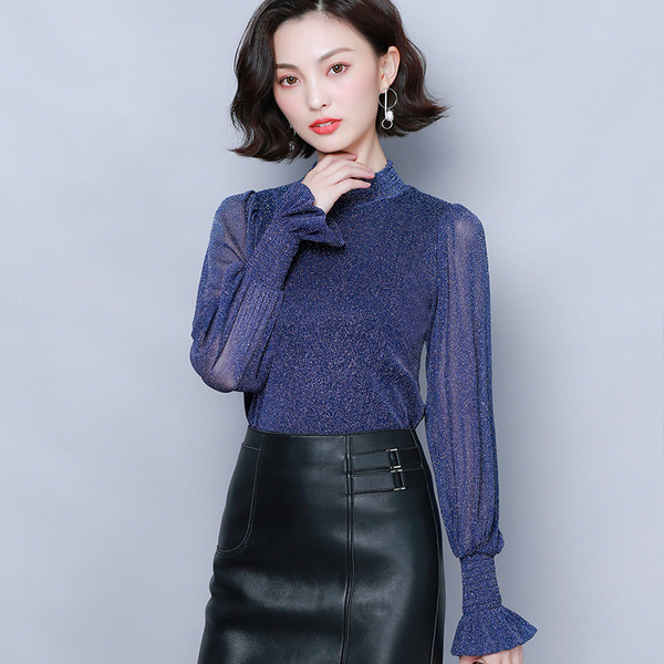 Modern, fényes hatású női blúz lótusz ujjakkal