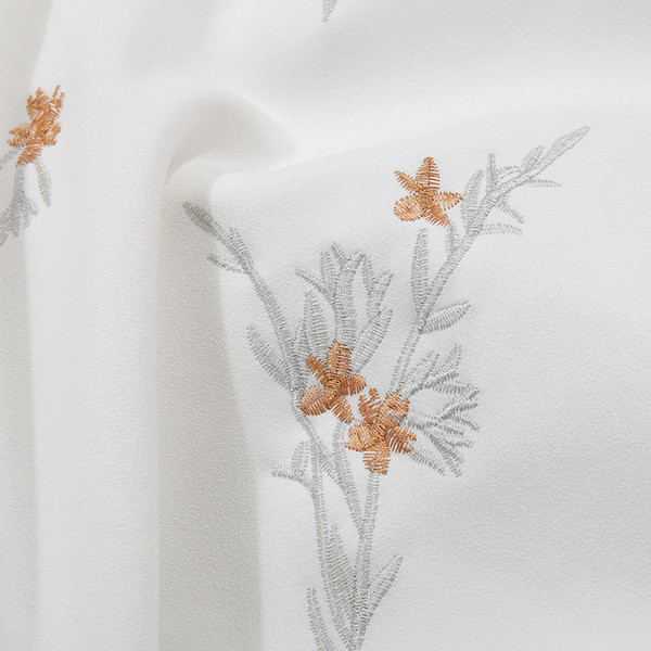 Hétköznapi női blúz virágos hímzéssel, különböző színekben