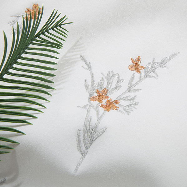 Hétköznapi női blúz virágos hímzéssel, különböző színekben