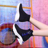 Modern női tornacipő vastag talppal, két színben felirattal