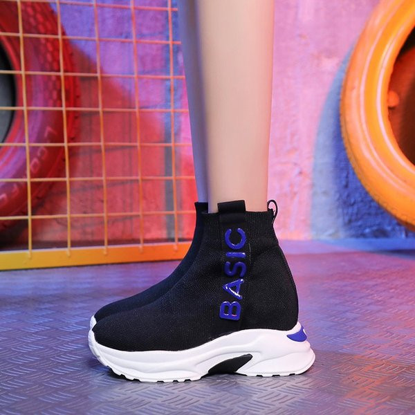 Modern női tornacipő vastag talppal, két színben felirattal