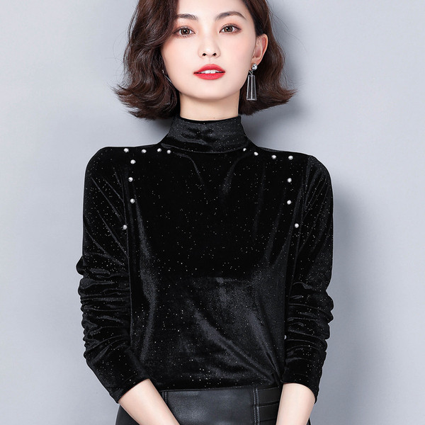 Fekete női blúz pólógallérral és gyöngyökkel