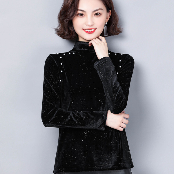 Fekete női blúz pólógallérral és gyöngyökkel