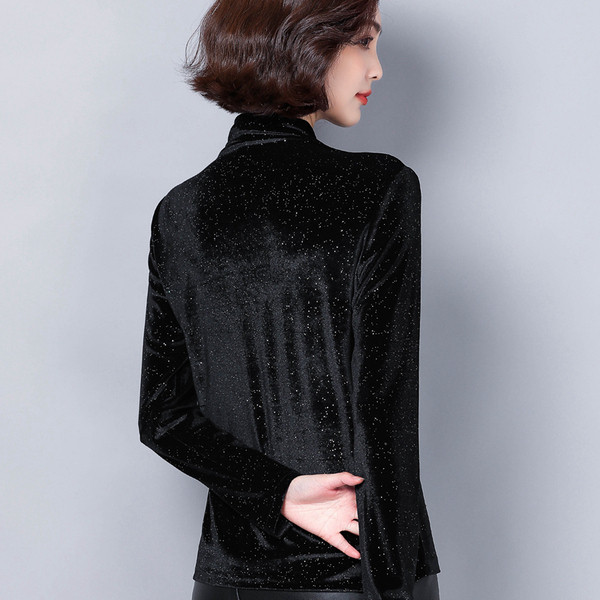 Fekete női blúz pólógallérral és gyöngyökkel