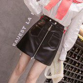 Női bőrszoknya cipzárral és zsebekkel fekete és zöld színben