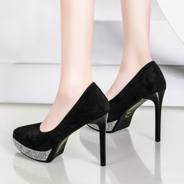 Elegáns női magas sarkú cipő fekete és piros színben