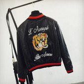 Női bőrdzseki színes hímzéssel