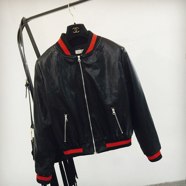 Női bőrdzseki színes hímzéssel