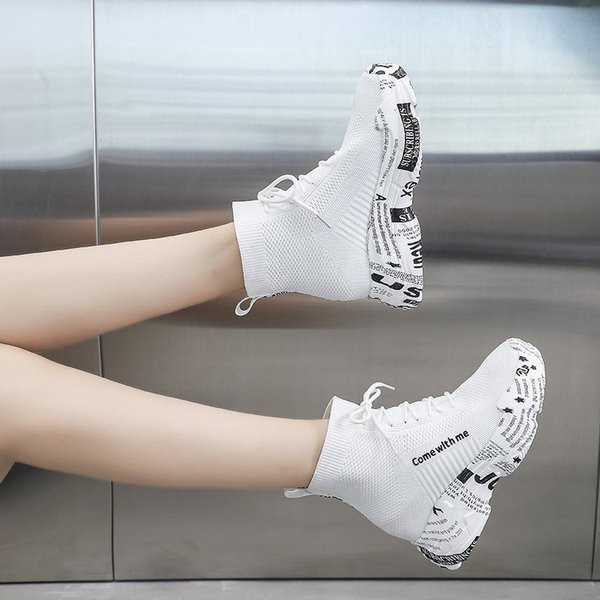 Μοντέρνα γυναικεία αθλητικά παπούτσια με παχιά σόλα και κορδόνια σε άσπρο και μαύρο χρώμα