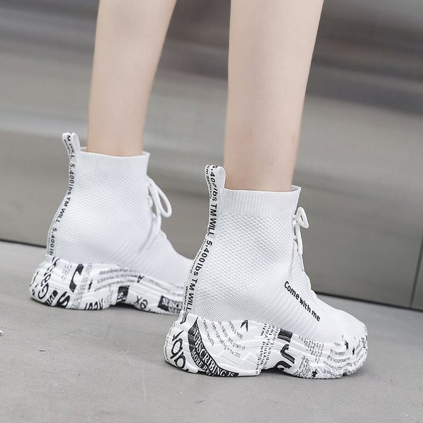 Μοντέρνα γυναικεία αθλητικά παπούτσια με παχιά σόλα και κορδόνια σε άσπρο και μαύρο χρώμα