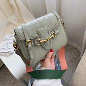 Női bőr táska fém elemmel, hosszú fogantyúval