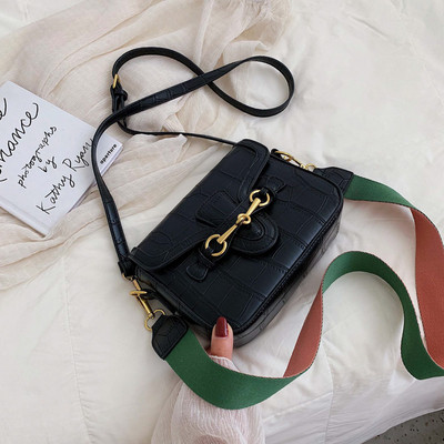 Női bőr táska fém elemmel, hosszú fogantyúval