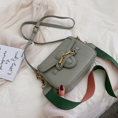 Női bőr táska fém elemmel, hosszú fogantyúval