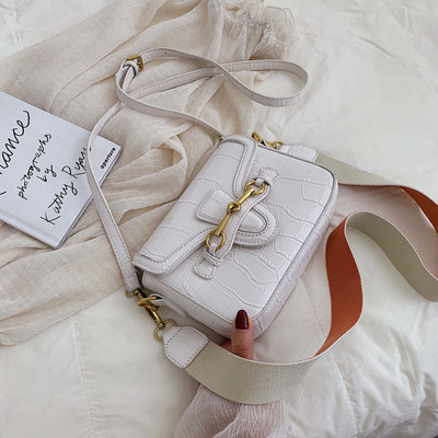 Női bőr táska fém elemmel, hosszú fogantyúval