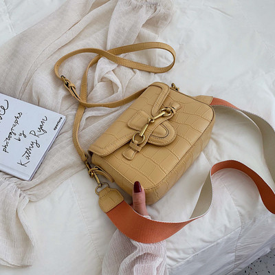 Női bőr táska fém elemmel, hosszú fogantyúval