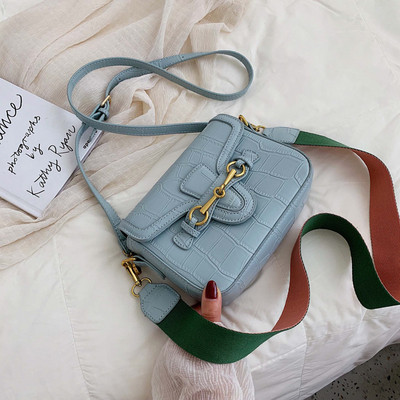 Női bőr táska fém elemmel, hosszú fogantyúval