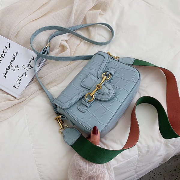 Női bőr táska fém elemmel, hosszú fogantyúval