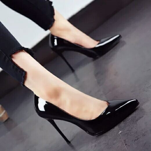 Elegáns női hegyes cipő magassarkúval, három színben
