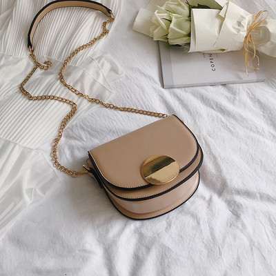 Stílusos női táska fém csattal és hosszú füllel