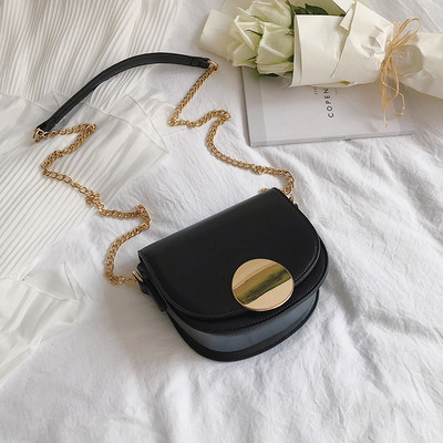 Stílusos női táska fém csattal és hosszú füllel