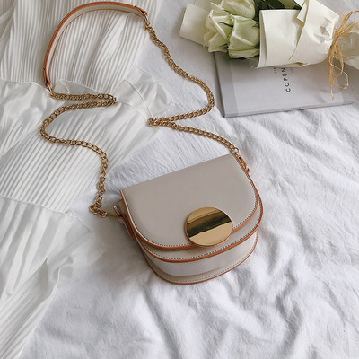 Stílusos női táska fém csattal és hosszú füllel