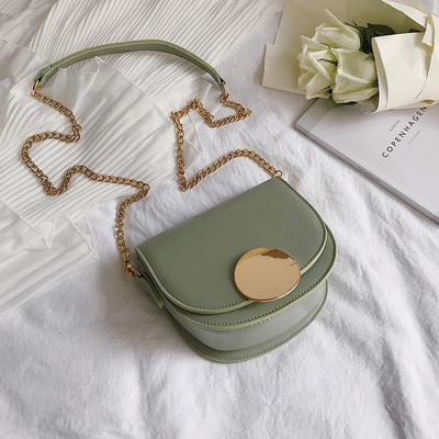 Stílusos női táska fém csattal és hosszú füllel