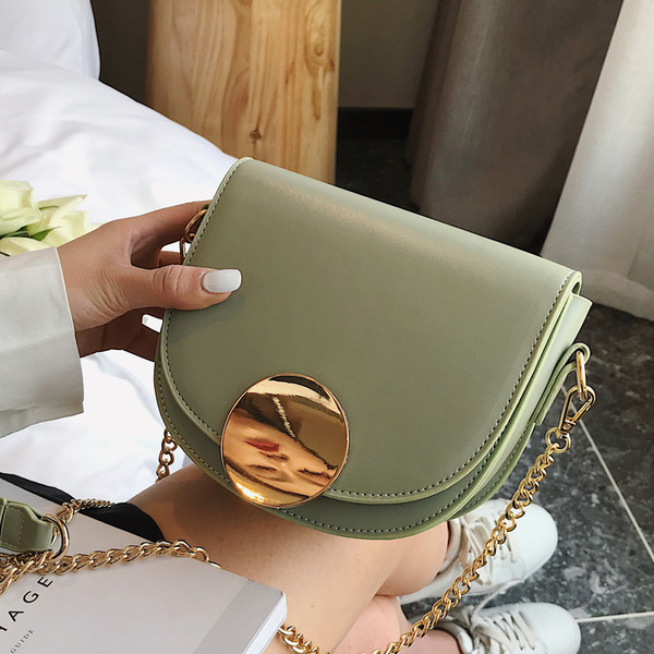 Stílusos női táska fém csattal és hosszú füllel